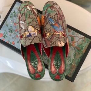 Authentic Gucci loafers runs small 10.5 but will fit size 8.5-9 feet.